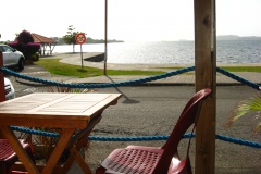 Plusieurs terrasses longent le front de mer du bourg avec une vue imprenable