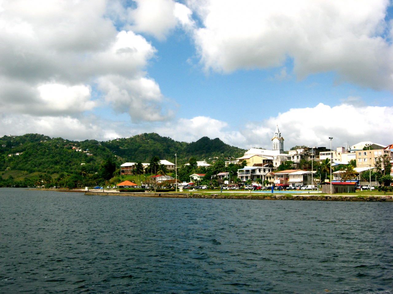 Le bourg du Robert, entre mer et mornes